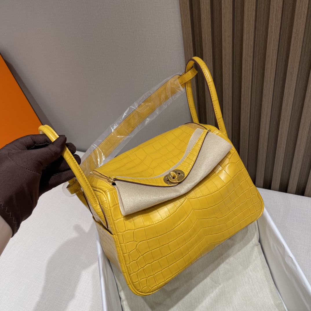 HERMES 爱马仕 Lindy 26cm 尼罗鳄Nilo crocodile 雾面Matte 9D 琥珀黄 Gold Lindy的特殊皮每一只都是人间极品哦 进口蜜蜡线 全手工制作