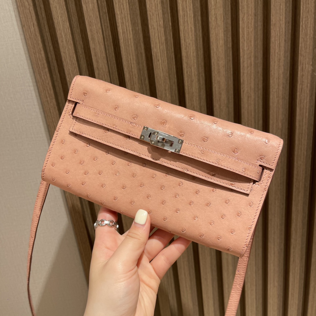 HERMES 爱马仕Kelly to go小鸵鸟 有肩带设计很方便实用 94 陶瓷粉 进口蜜蜡线 全手工制作
