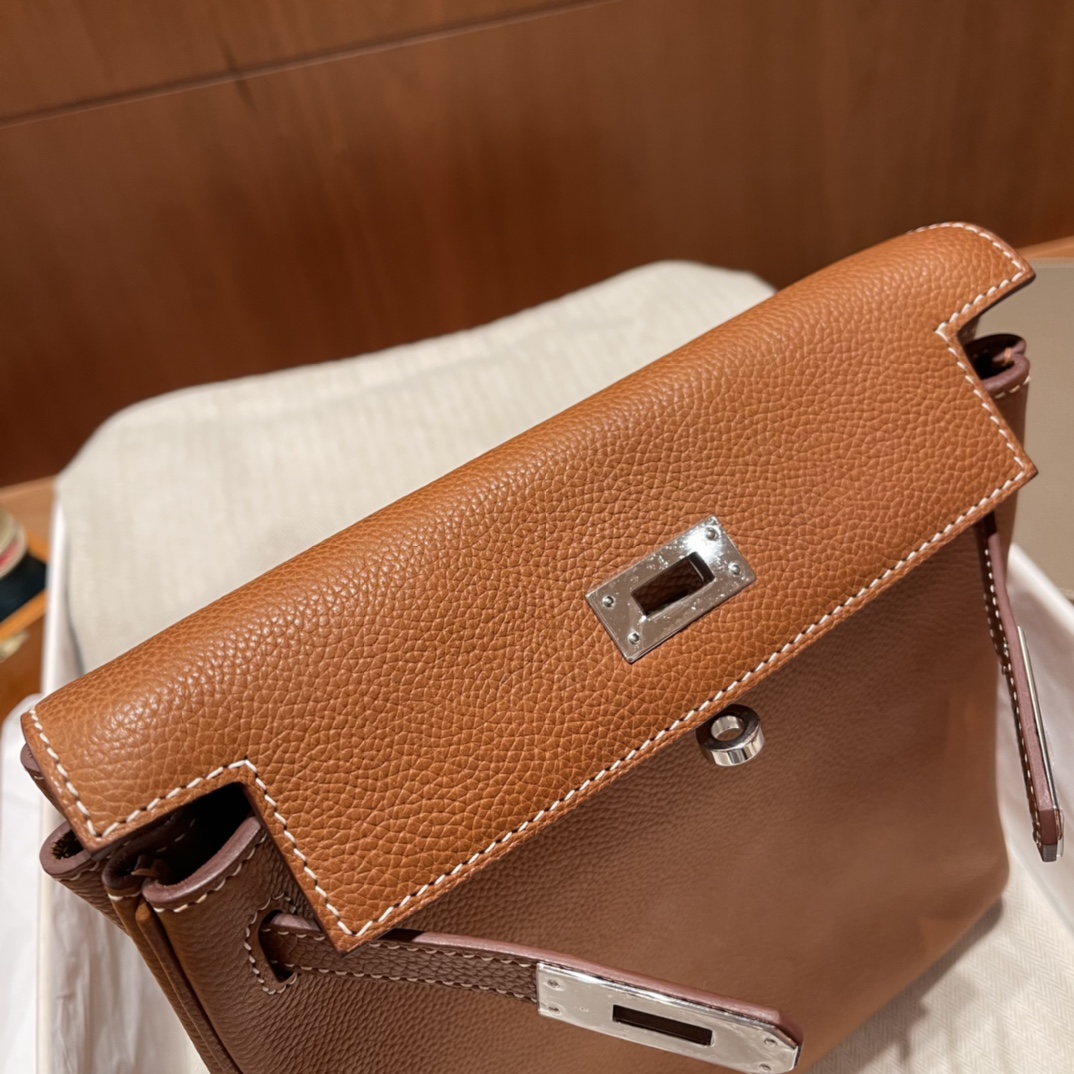 HERMES 爱马仕 Ado书包/双肩包 福宝马鞍皮Barenia Faubourg 34 原木色Fauve 质感很好 有淡淡的皮香味 ️不能碰到油