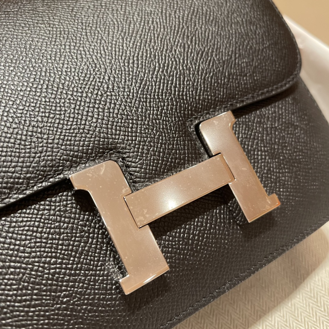 HERMES 爱马仕 Constance 19cm Epsom皮  89 黑色Noir 黄金尺寸 上身很精致 bkc的地位毋庸置疑 经典H扣设计开合方便 实用又美貌