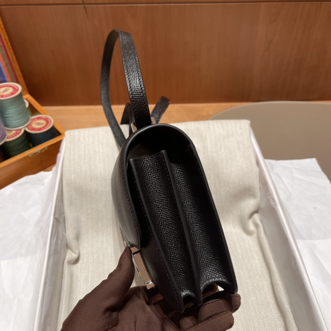 HERMES 爱马仕 Constance 19cm Epsom皮  89 黑色Noir 黄金尺寸 上身很精致 bkc的地位毋庸置疑 经典H扣设计开合方便 实用又美貌