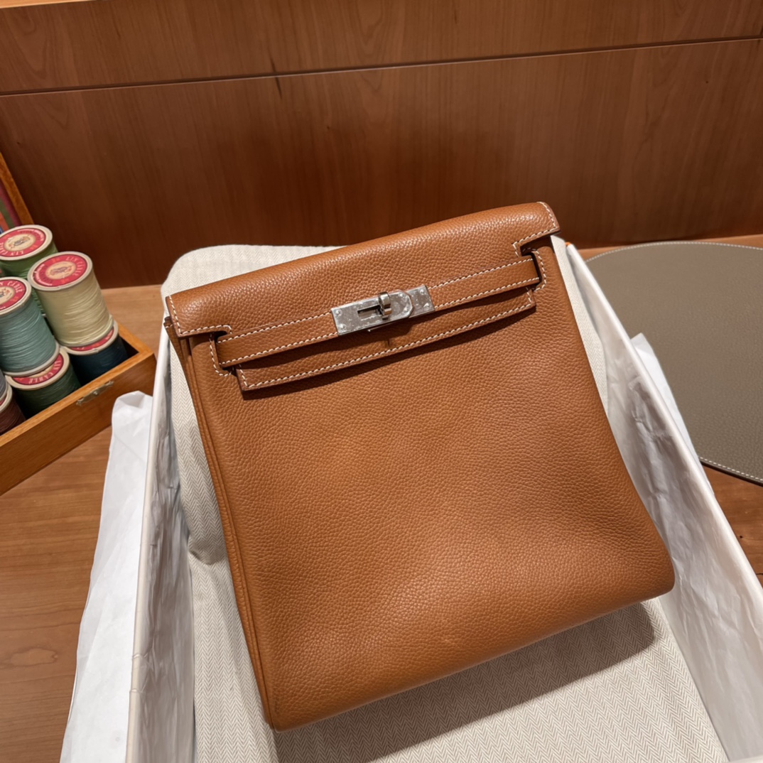 HERMES 爱马仕 Ado书包/双肩包 福宝马鞍皮Barenia Faubourg 34 原木色Fauve 质感很好 有淡淡的皮香味 ️不能碰到油