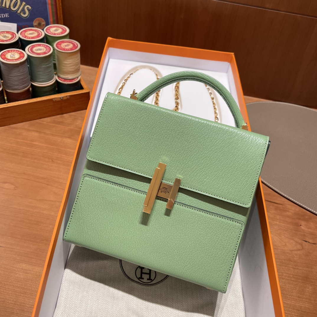 HERMES 爱马仕 Cinhetic盒子包 山羊皮 3i 牛油果绿 帅气与优雅并存 别具一格的设计让人过目不忘 全手工制作 可手拎可斜挎