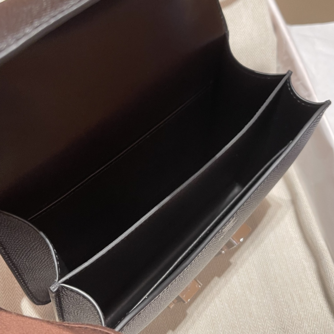 HERMES 爱马仕 Constance 19cm Epsom皮  89 黑色Noir 黄金尺寸 上身很精致 bkc的地位毋庸置疑 经典H扣设计开合方便 实用又美貌