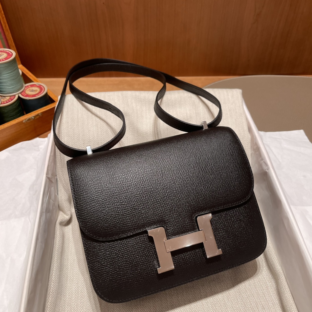 HERMES 爱马仕 Constance 19cm Epsom皮  89 黑色Noir 黄金尺寸 上身很精致 bkc的地位毋庸置疑 经典H扣设计开合方便 实用又美貌
