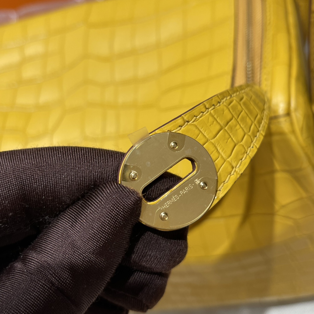 HERMES 爱马仕 Lindy 26cm 尼罗鳄Nilo crocodile 雾面Matte 9D 琥珀黄 Gold Lindy的特殊皮每一只都是人间极品哦 进口蜜蜡线 全手工制作