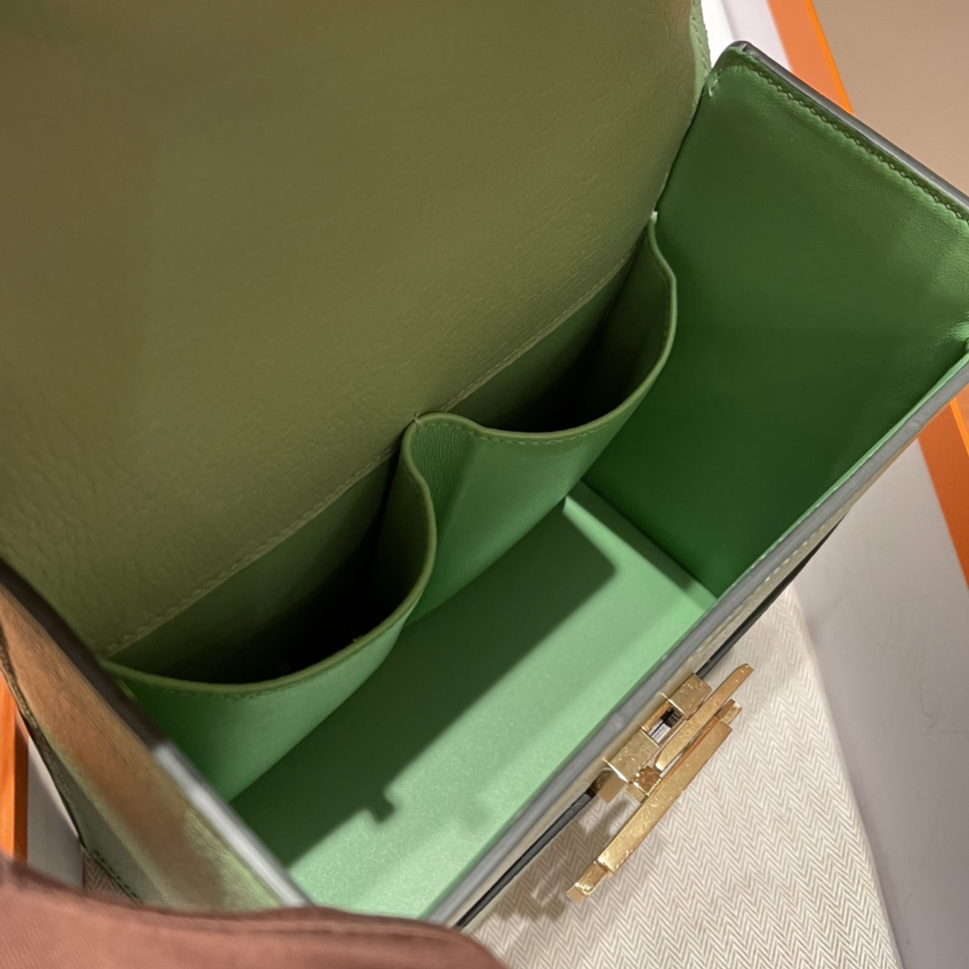 HERMES 爱马仕 Cinhetic盒子包 山羊皮 3i 牛油果绿 帅气与优雅并存 别具一格的设计让人过目不忘 全手工制作 可手拎可斜挎