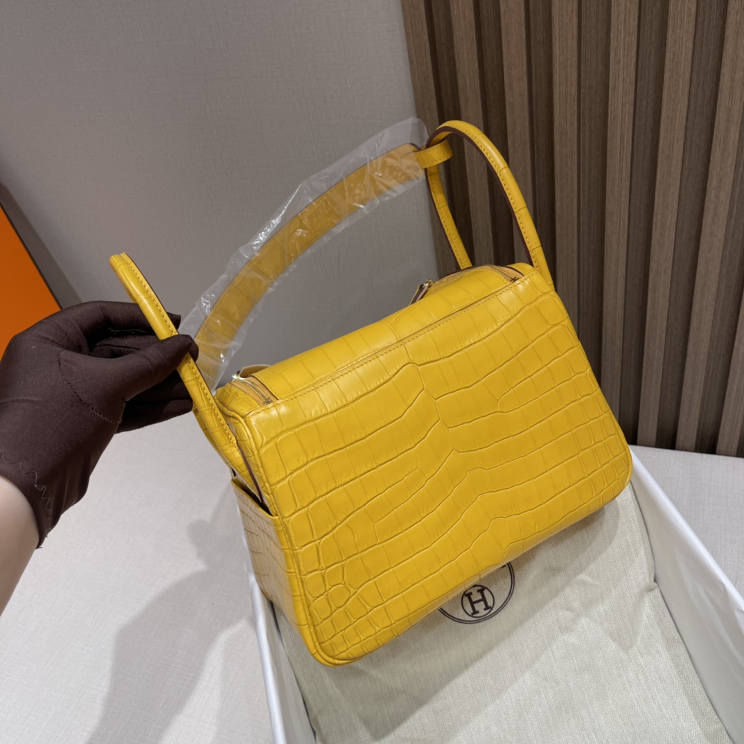 HERMES 爱马仕 Lindy 26cm 尼罗鳄Nilo crocodile 雾面Matte 9D 琥珀黄 Gold Lindy的特殊皮每一只都是人间极品哦 进口蜜蜡线 全手工制作
