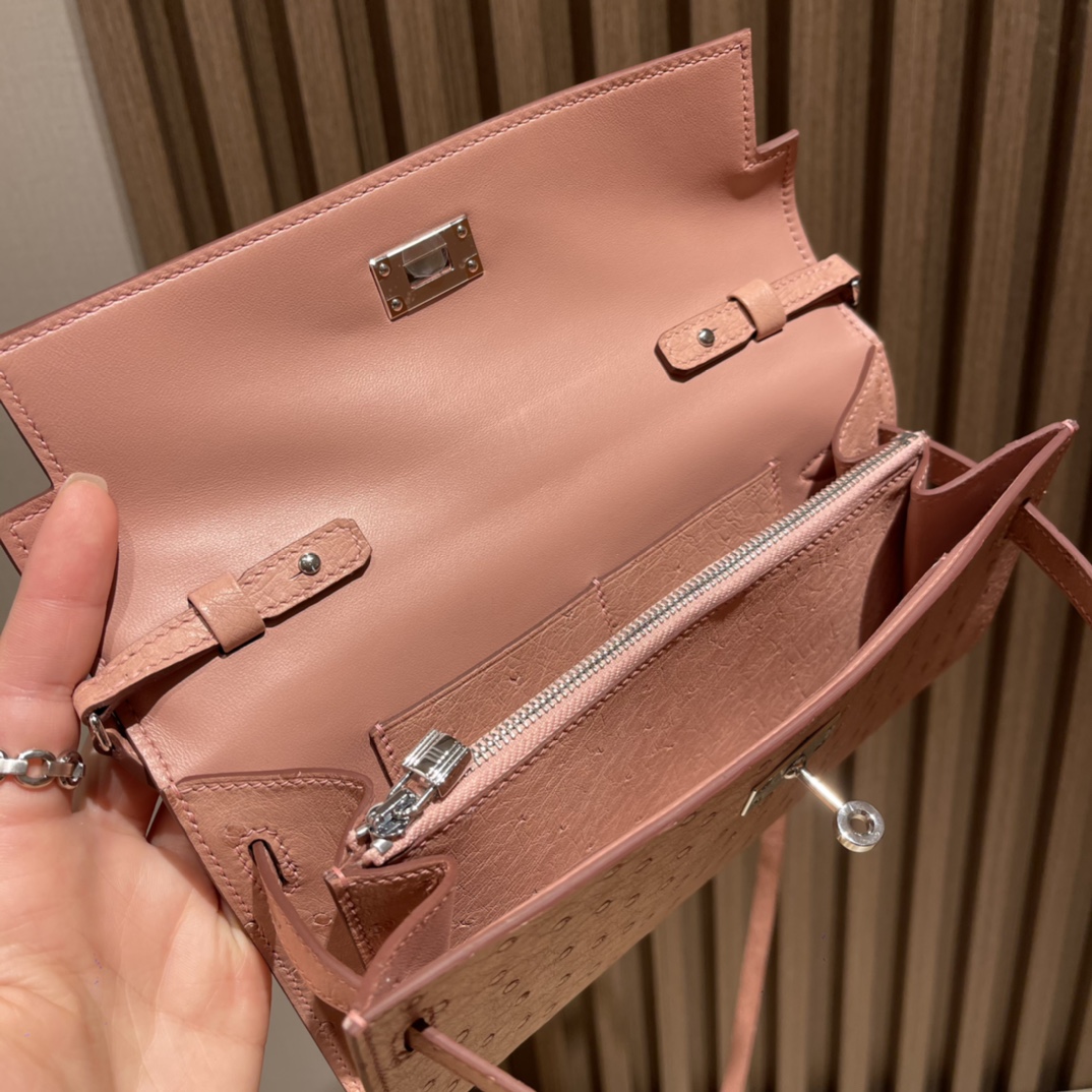 HERMES 爱马仕Kelly to go小鸵鸟 有肩带设计很方便实用 94 陶瓷粉 进口蜜蜡线 全手工制作