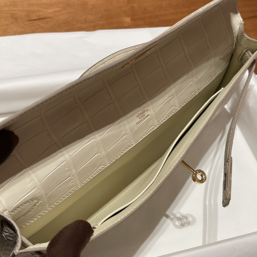HERMES 爱马仕 Kelly cut 31cm 湾鳄 倒V 雾面 8L 冰川白Beton 进口蜜蜡线 全手工制作