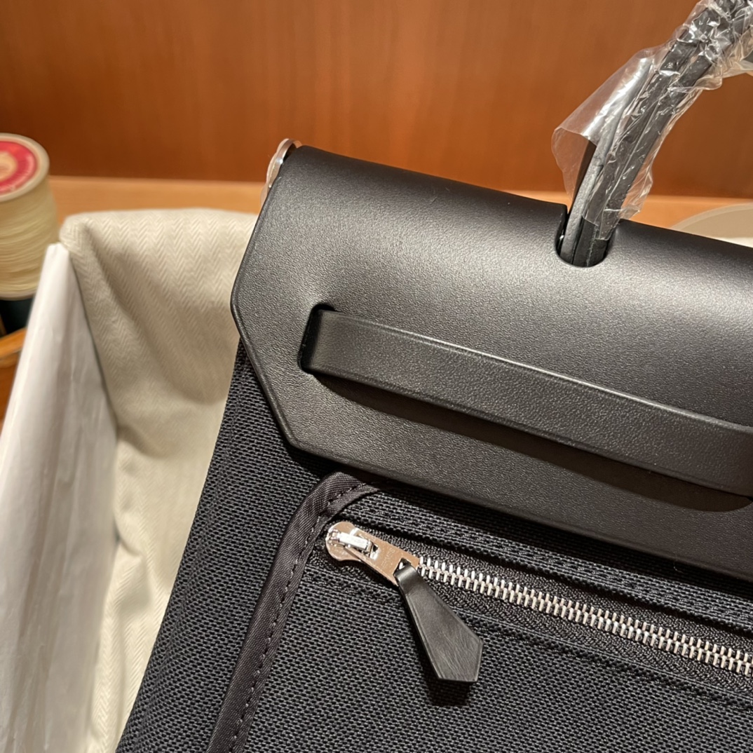 HERMES 爱马仕 Herbag 31cm 内缝Retourne 89 黑色Noir 休闲品味又在线的基础入门款 适合上学通勤 进口蜜蜡线 全手工制作