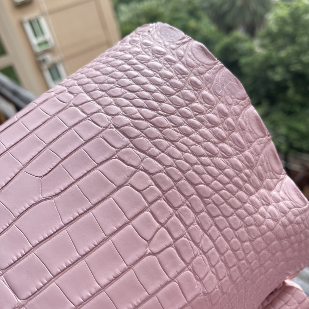 HERMES 爱马仕 现皮可以预定啦 美洲鳄Alligator 都说5P是鳄鱼粉色天花板 在我心中又新晋09并列了 实在是太仙了