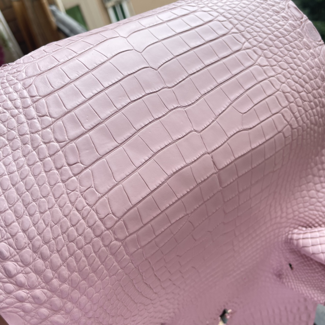 HERMES 爱马仕 现皮可以预定啦 美洲鳄Alligator 都说5P是鳄鱼粉色天花板 在我心中又新晋09并列了 实在是太仙了