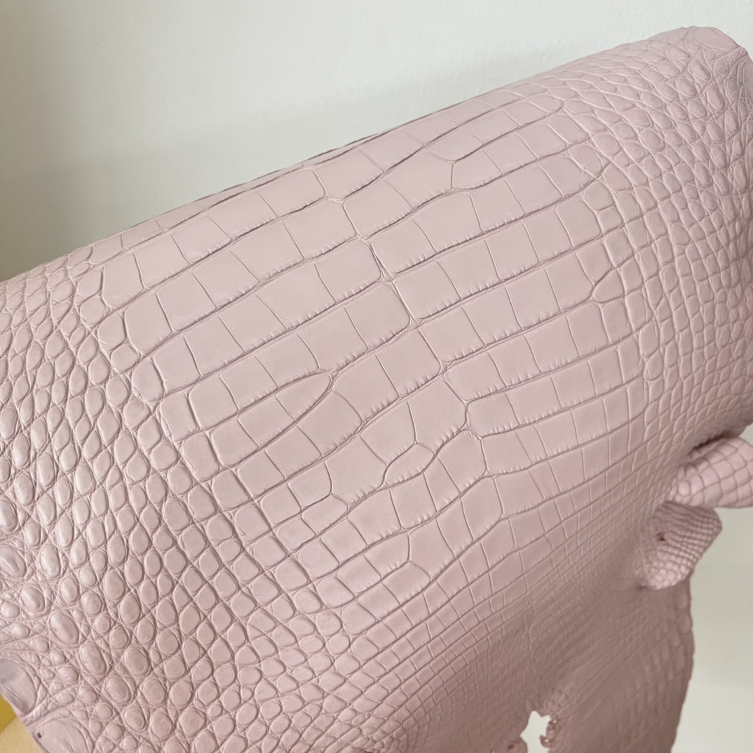 HERMES 爱马仕 现皮可以预定啦 美洲鳄Alligator 都说5P是鳄鱼粉色天花板 在我心中又新晋09并列了 实在是太仙了