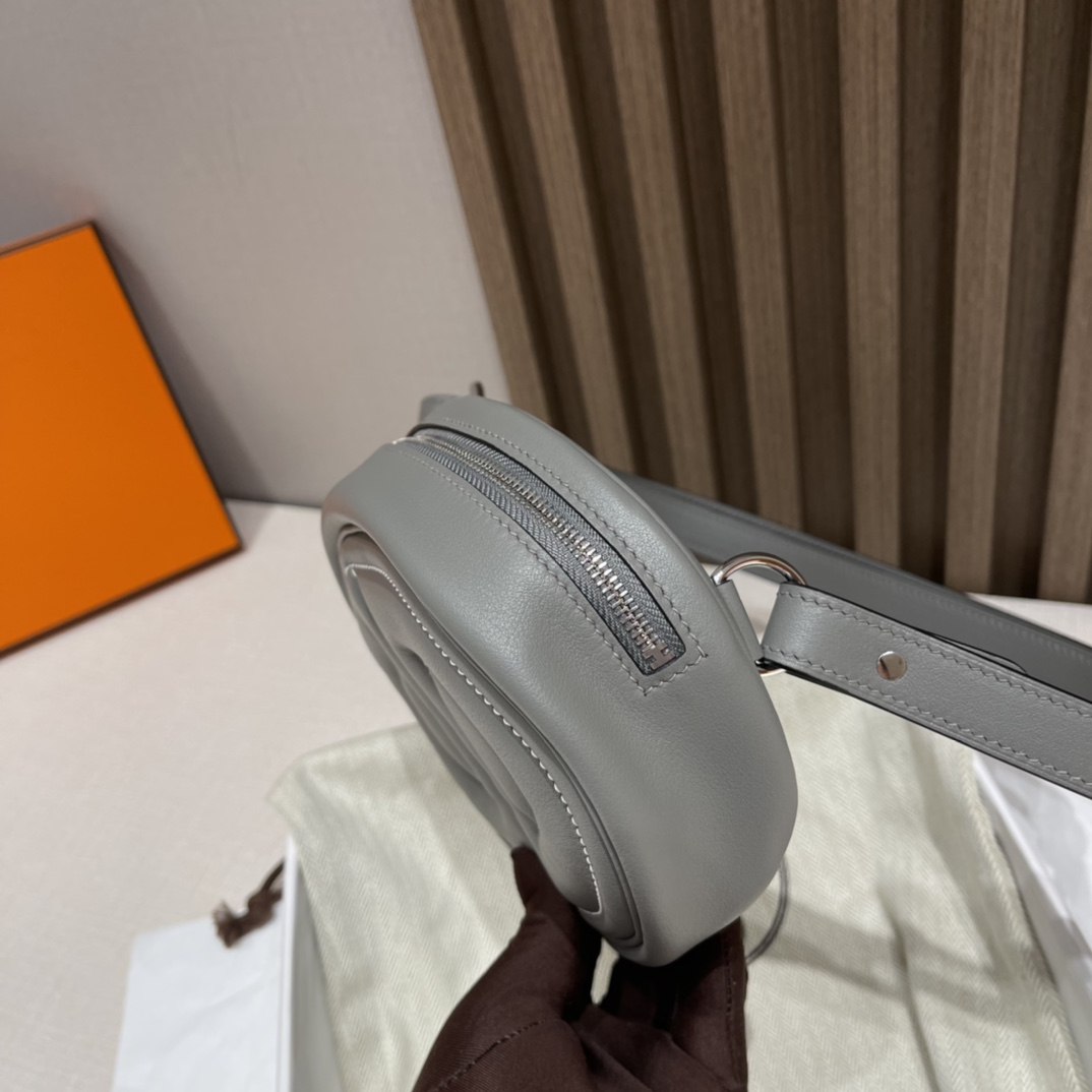HERMES 爱马仕 【现货】 In-The-Loop Banane 80 Gris Perle 珍珠灰 swift皮