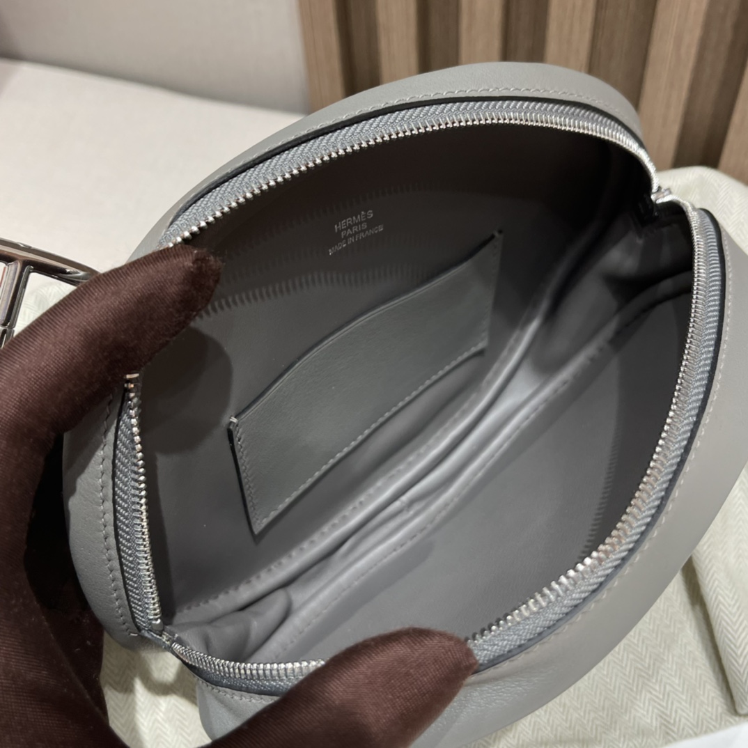 HERMES 爱马仕 【现货】 In-The-Loop Banane 80 Gris Perle 珍珠灰 swift皮