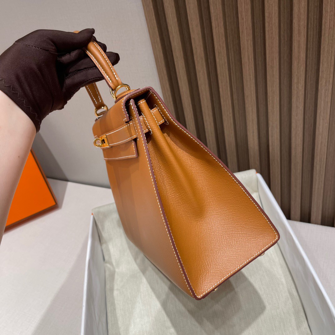 HERMES 爱马仕 Kelly 28cm Epsom皮 37 金棕Gold  外缝Sellier给人一种利落干练的感觉 作为公文包也是OK的 日常搭配不失精致感