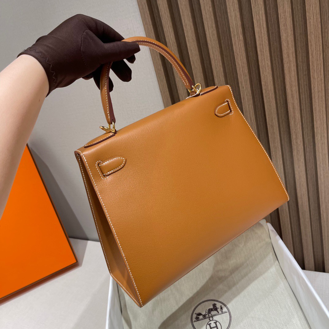 HERMES 爱马仕 Kelly 28cm Epsom皮 37 金棕Gold  外缝Sellier给人一种利落干练的感觉 作为公文包也是OK的 日常搭配不失精致感