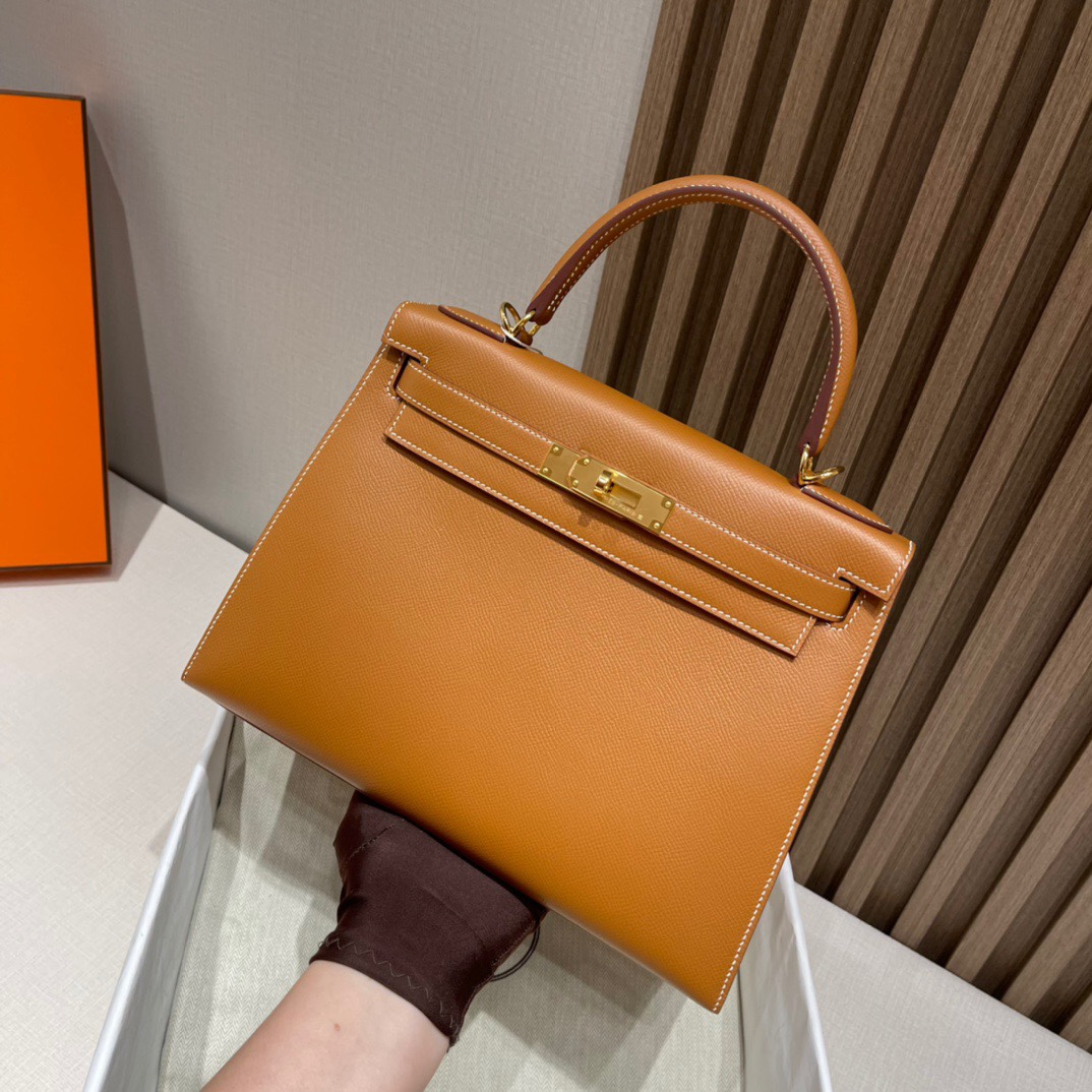 HERMES 爱马仕 Kelly 28cm Epsom皮 37 金棕Gold  外缝Sellier给人一种利落干练的感觉 作为公文包也是OK的 日常搭配不失精致感