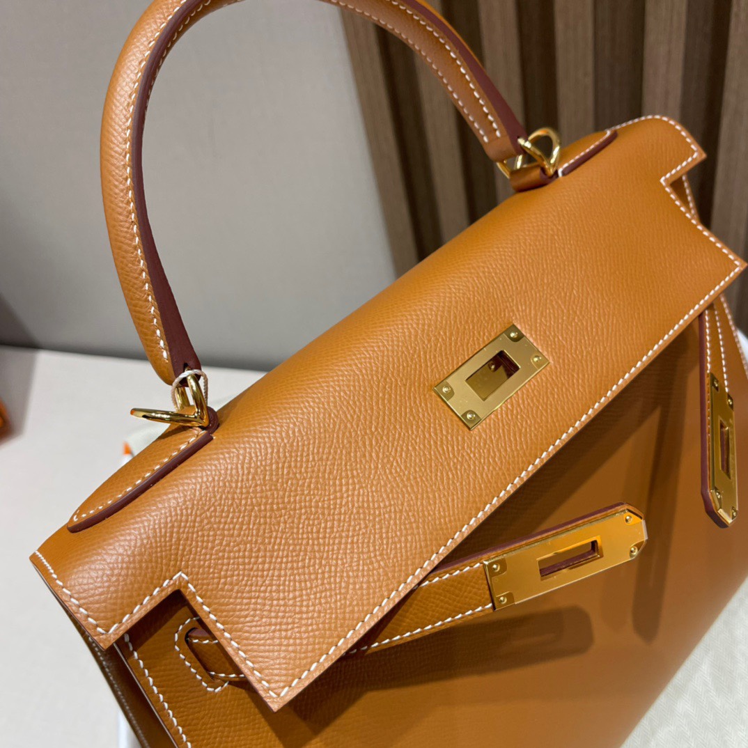 HERMES 爱马仕 Kelly 28cm Epsom皮 37 金棕Gold  外缝Sellier给人一种利落干练的感觉 作为公文包也是OK的 日常搭配不失精致感