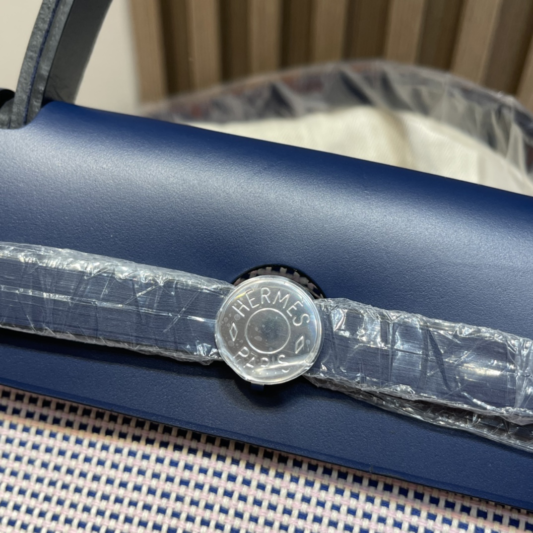 HERMES 爱马仕 Herbag 31cm 内缝Retourne 百搭款 Z7 Bleu Ocean深海蓝 不管是办公还是学习都很适合 通勤包的颜值也能在线哦