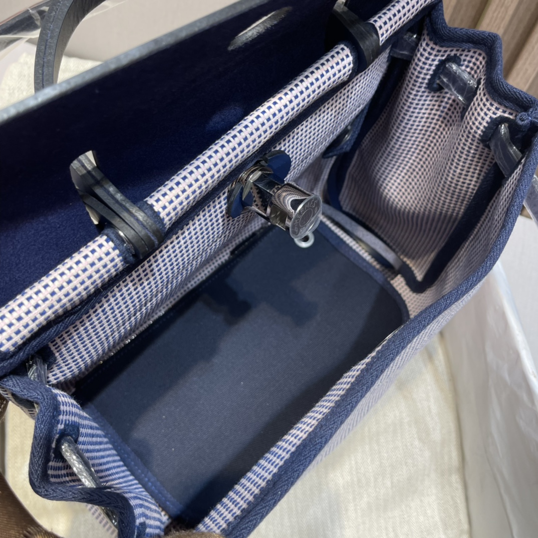 HERMES 爱马仕 Herbag 31cm 内缝Retourne 百搭款 Z7 Bleu Ocean深海蓝 不管是办公还是学习都很适合 通勤包的颜值也能在线哦