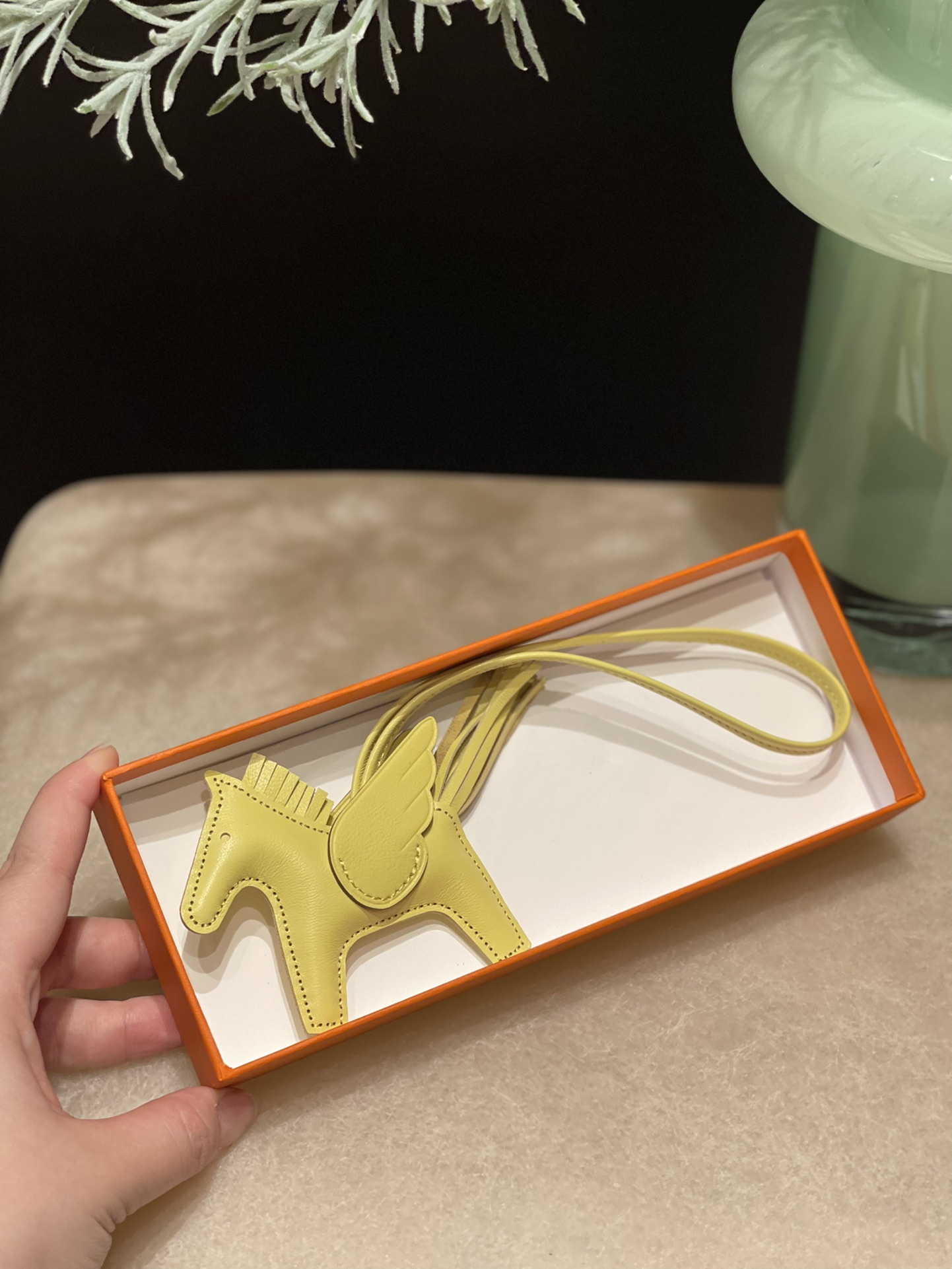 HERMES 爱马仕 【现货】 小马挂件 9N Citron 柠檬黄 现货 进口蜜蜡线 全手工制作