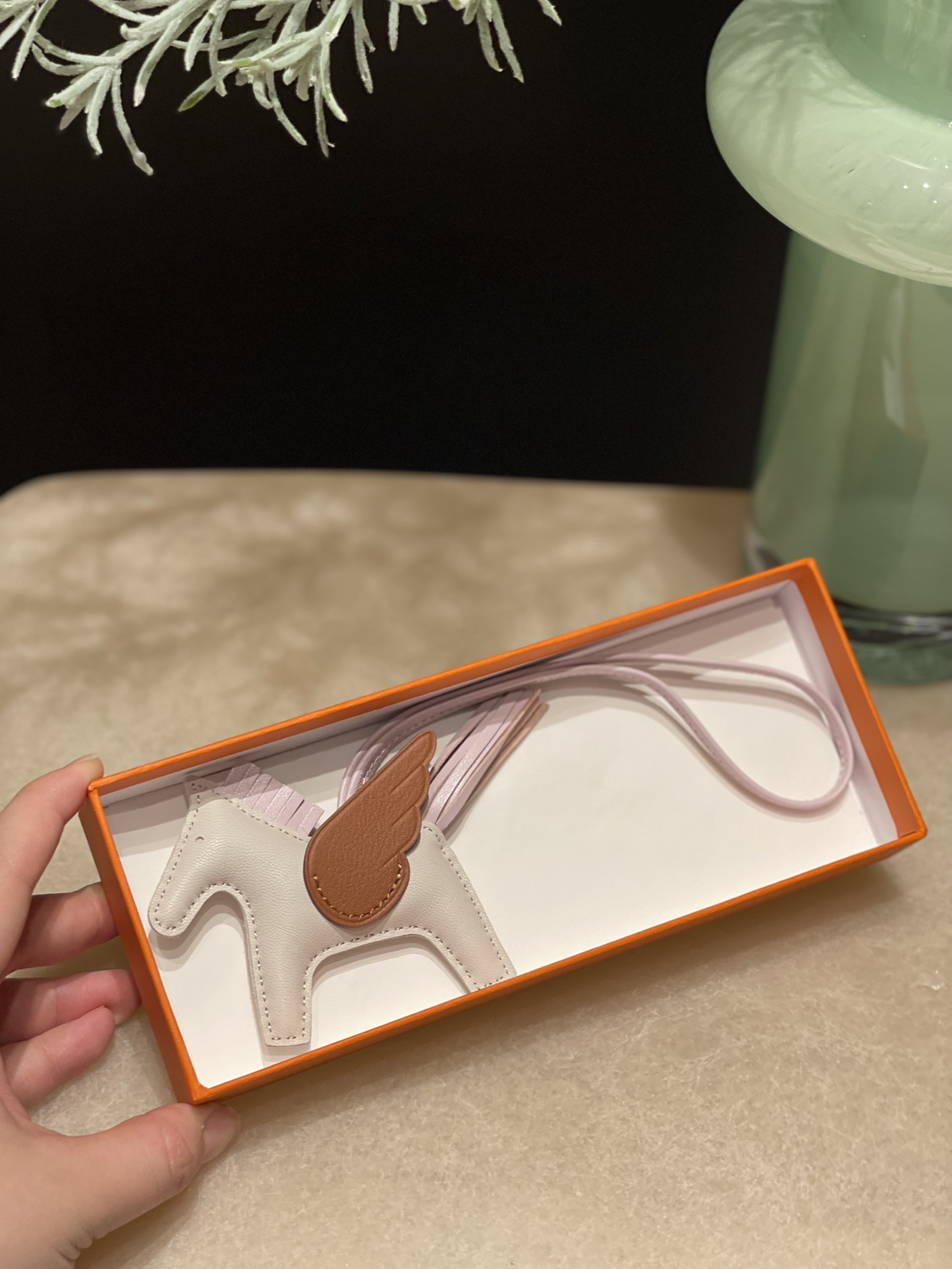 HERMES 爱马仕 【现货】 小马挂件 10 Craie CK37 94 现货 进口蜜蜡线 全手工制作