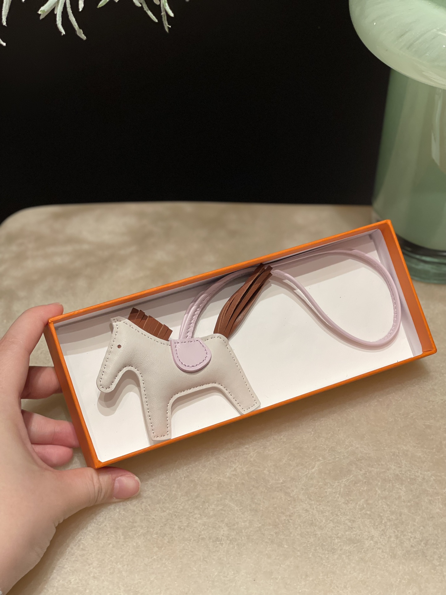 HERMES 爱马仕 【现货】 小马挂件 10 Craie CK37 5P Pink 现货 进口蜜蜡线 全手工制作