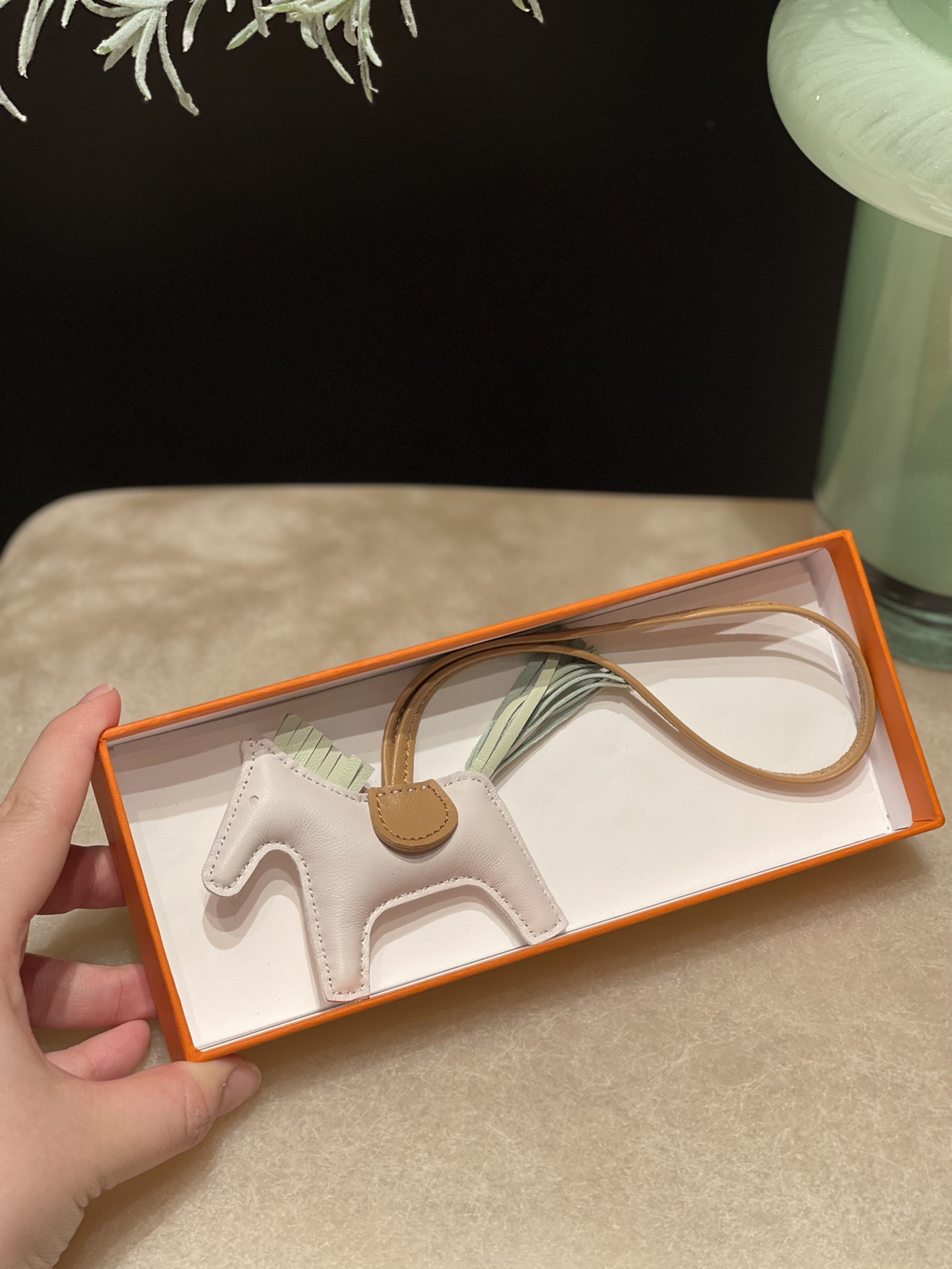 HERMES 爱马仕 【现货】 小马挂件 10 Craie 3i 28 Caremel 现货 进口蜜蜡线 全手工制作