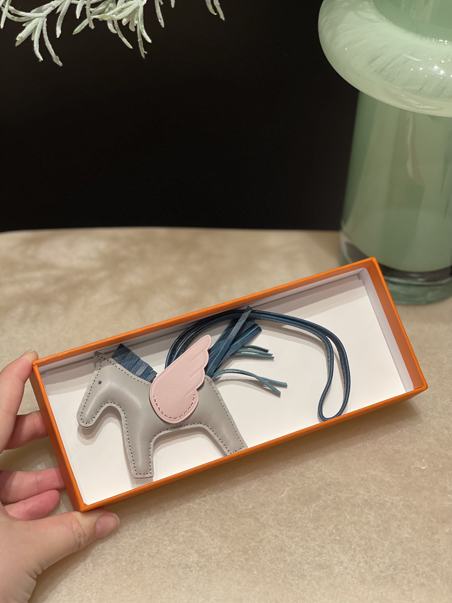 HERMES 爱马仕 【现货】 小马挂件 80 Gris Perle 7F Bleu Paon 5P Pink 现货 进口蜜蜡线 全手工制作