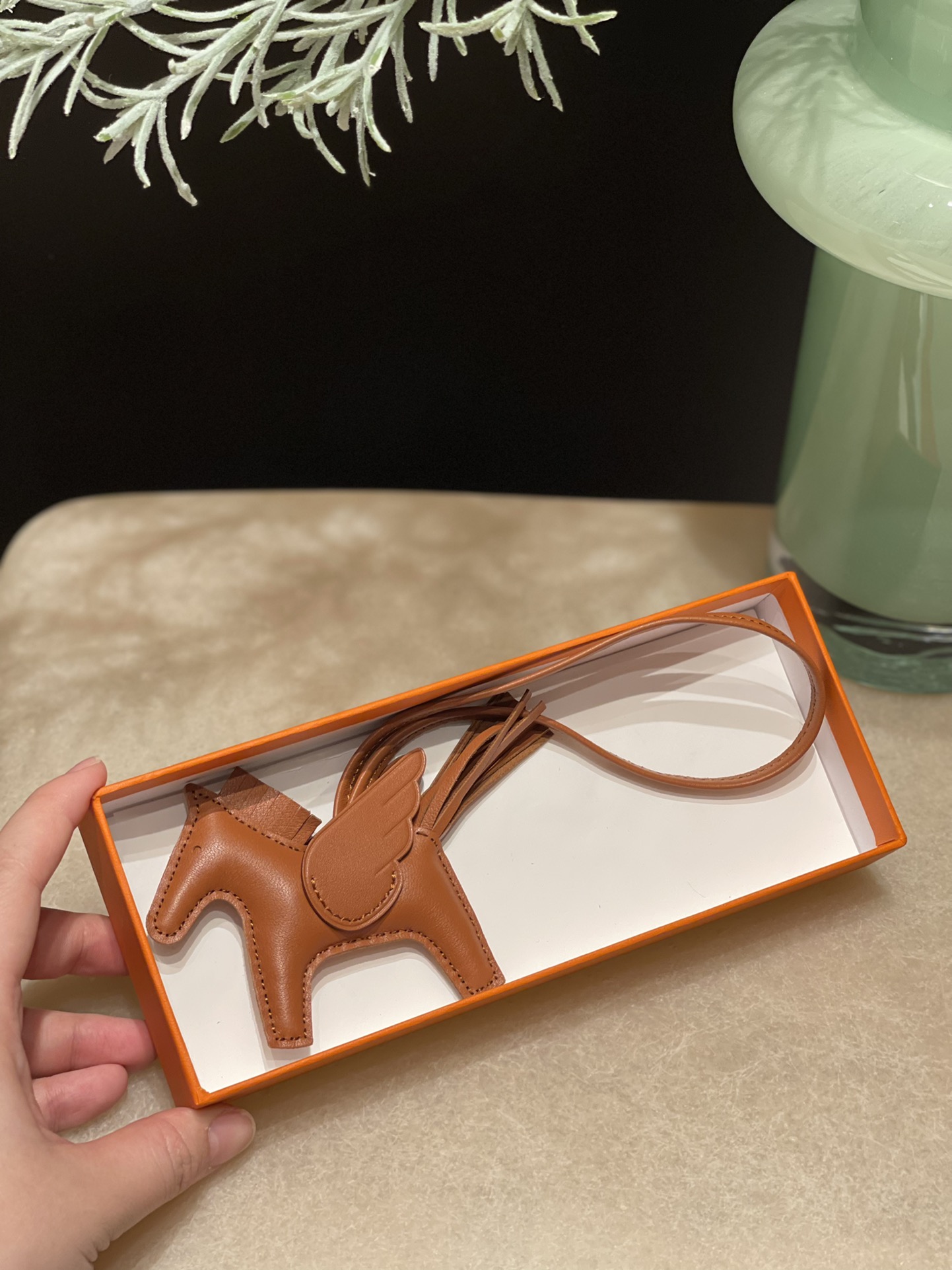 HERMES 爱马仕 【现货】 小马挂件 28 Caremel焦糖色 现货 进口蜜蜡线 全手工制作