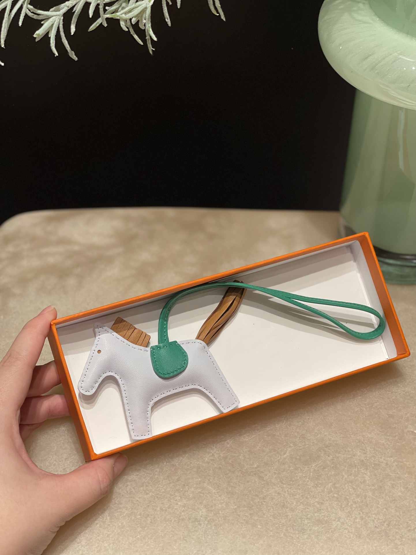 HERMES 爱马仕 【现货】 小马挂件 10 Craie CK37 2Q Vert Argleis 现货 进口蜜蜡线 全手工制作